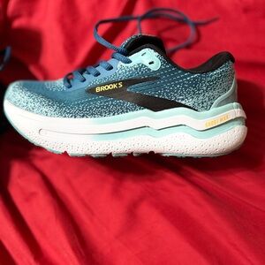 Brooks Women's Teal and Black Athletic Shoes